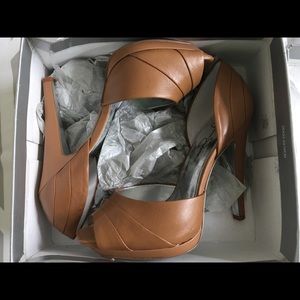 Open toe leather pump